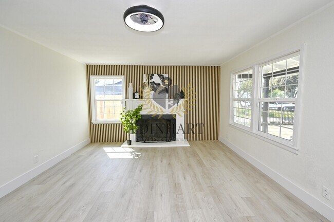 Foto del edificio - 1584 N Carruth Ave