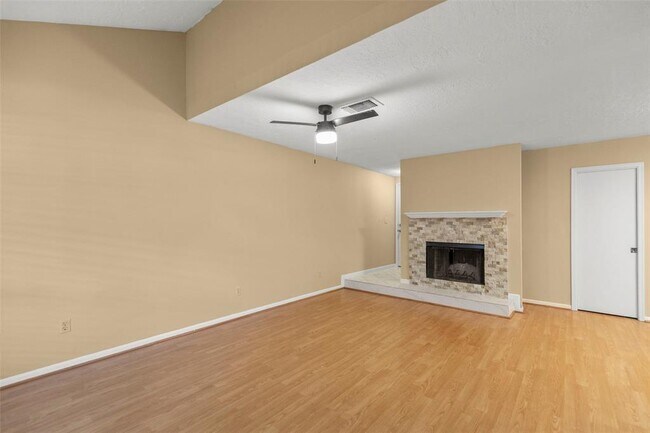 Foto del edificio - 2379 Briarwest Blvd