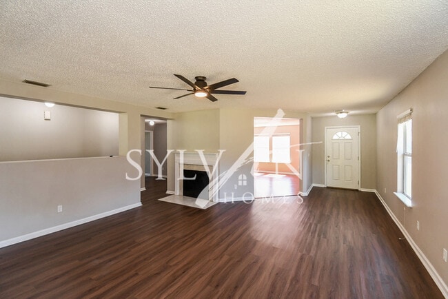 Building Photo - This charming home is move-in ready