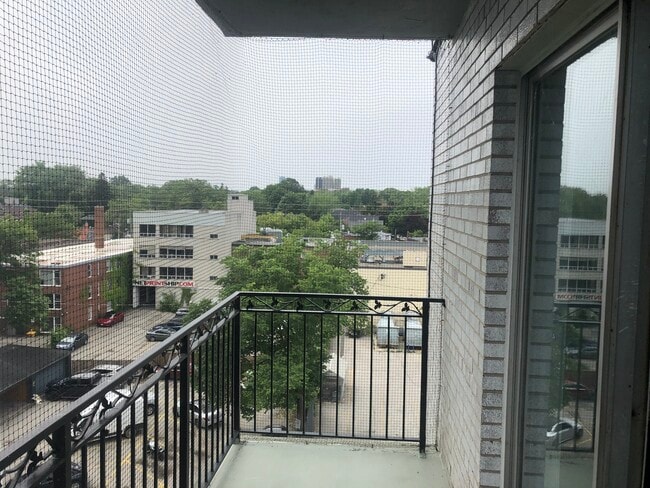 Building Photo - Lakeview 1.5 Bedroom unit: 1 bedroom + pri...