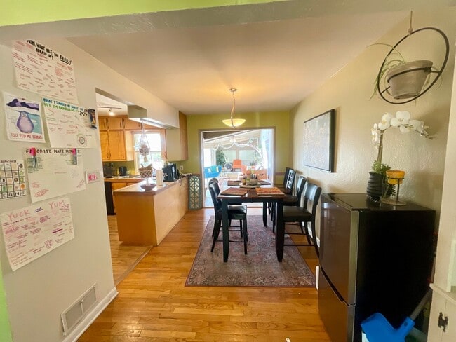 Foto del edificio - Expansive 5-bedroom, 2.5-bath home with incredible mountain views!
