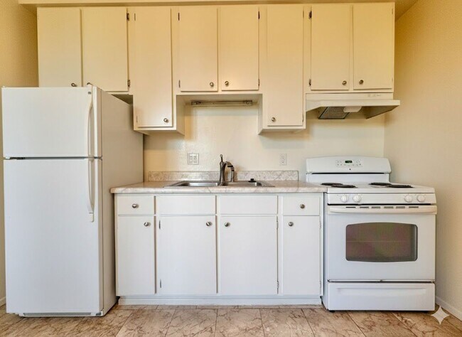 Building Photo - 826 S Kenmore Ave