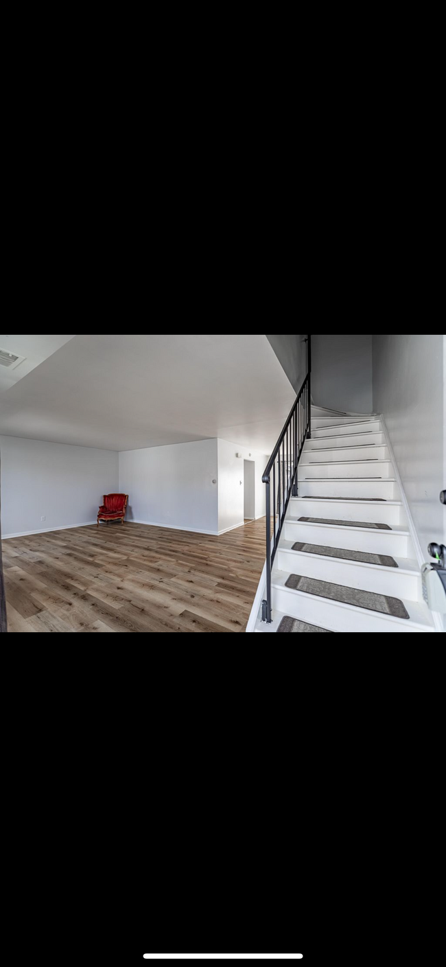 Building Photo - 329 E 60th Dr