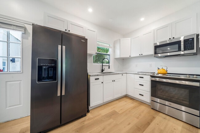 Building Photo - 251 Royal Poinciana Way