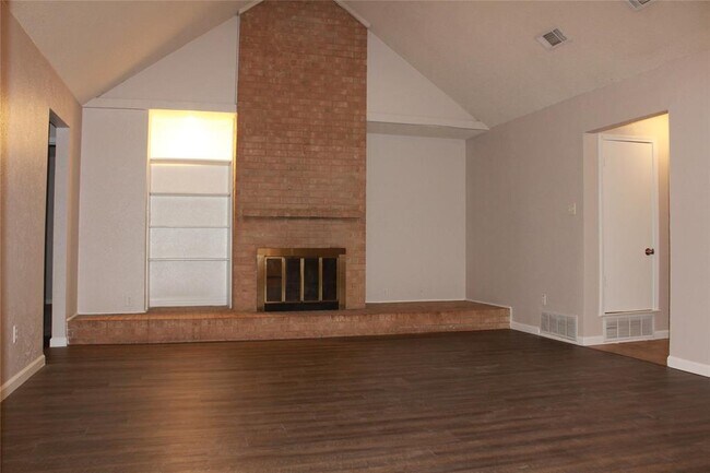 Building Photo - 2727 Colonial Dr