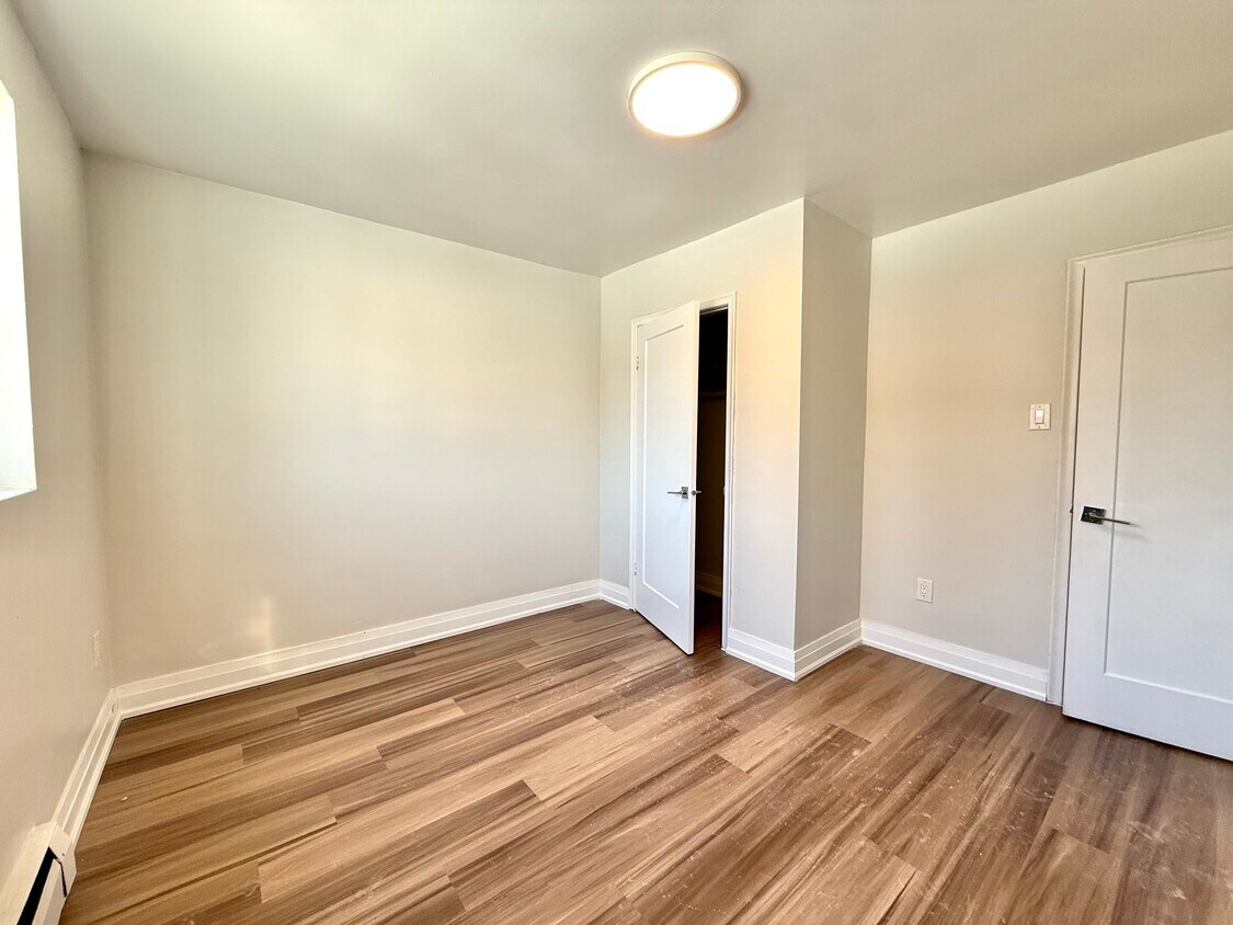 Building Photo - 280 Lorne Ave