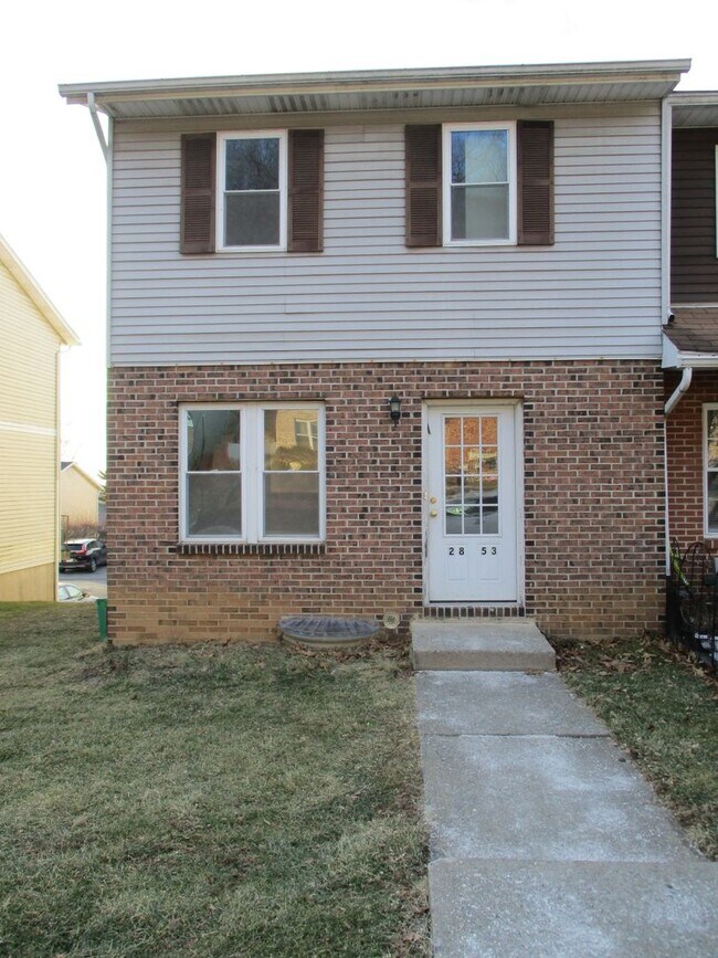 Building Photo - Lovely END UNIT TOWNHOME with LARGE DECK &...