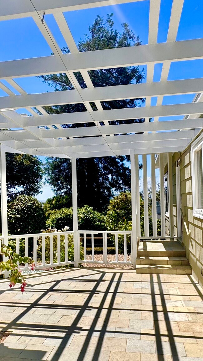 El atrio cuenta con una llamativa pérgola de estilo moderno de mediados de siglo. - 2403 Mira Vista Dr