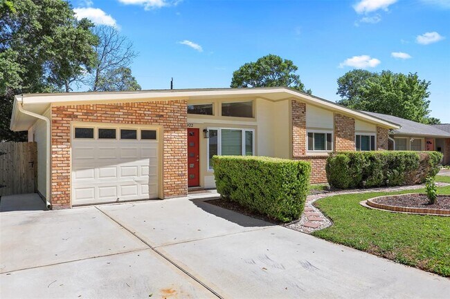 Building Photo - 4922 Hialeah Dr