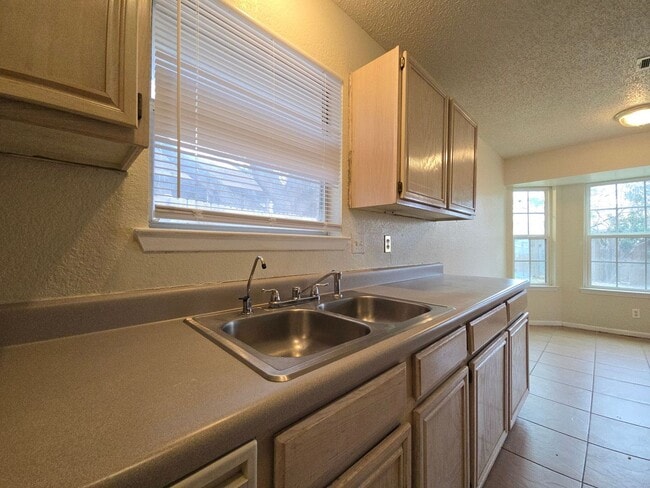 Building Photo - AVAILABLE NOW!