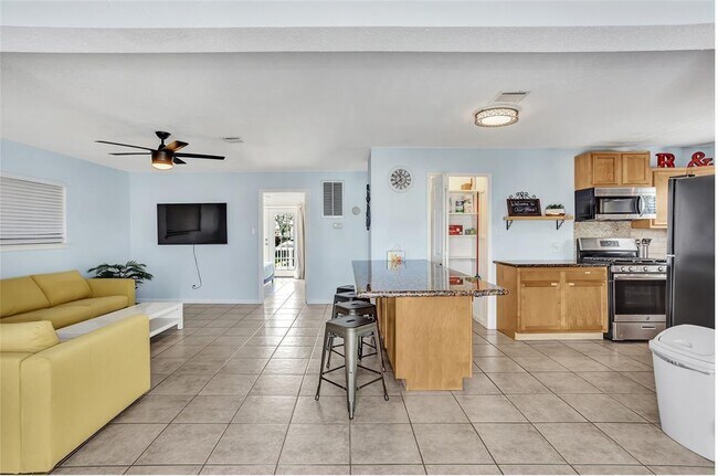 Building Photo - 301 Ling St