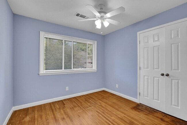 Building Photo - Beautiful, Newly Renovated 5 Bed 2 Bath si...