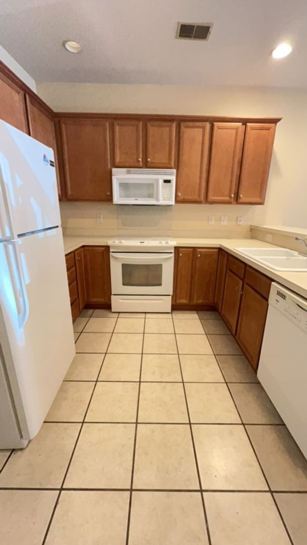 Foto del edificio - 3 Bedroom Townhome house in Steeple Point subdivision