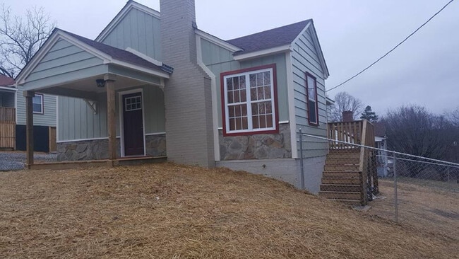 Building Photo - 215 Circle Dr