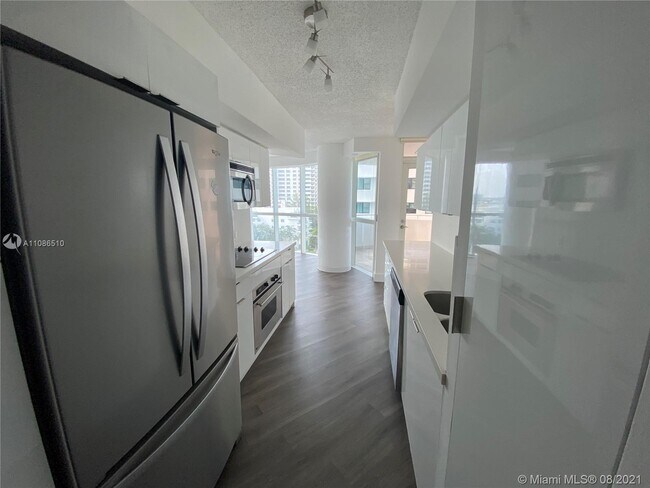 Foto del edificio - 6301 Collins Ave