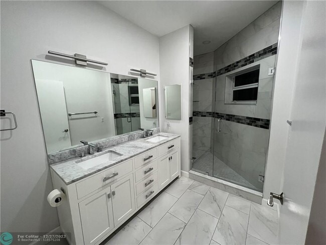 Building Photo - 6559 Via Regina