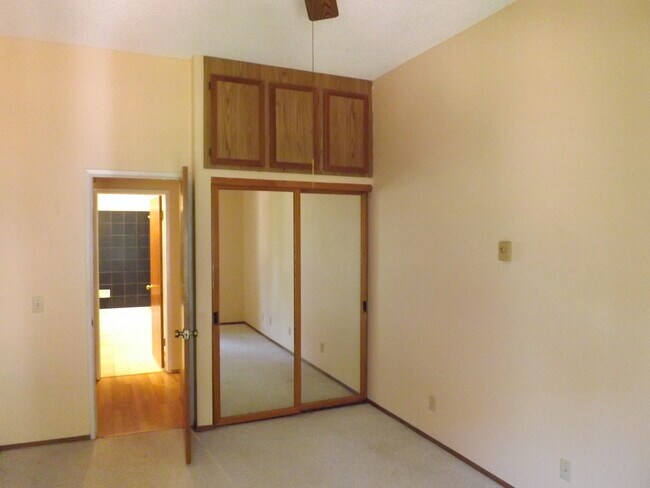 Foto del edificio - 8324 Regents Rd