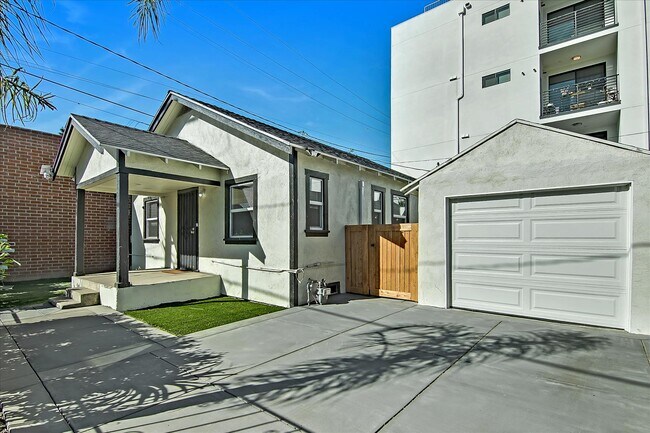 Building Photo - 6113 Vesper Ave