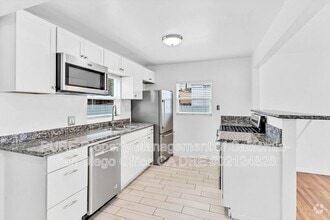 Building Photo - 7464 Daytona St
