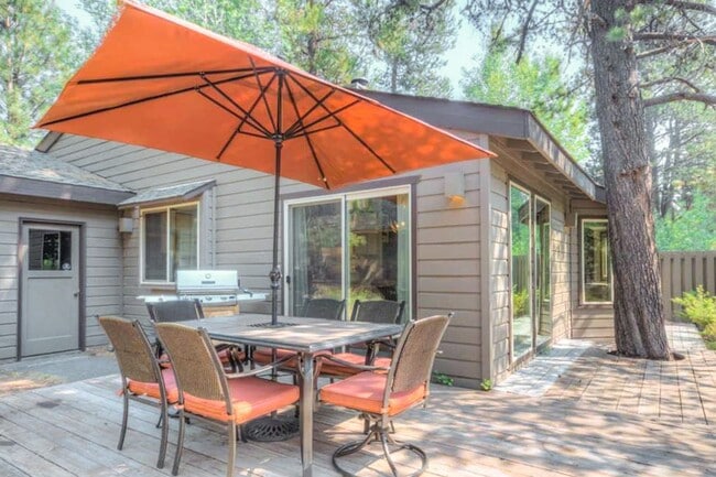 Building Photo - 3 Bedroom 2 Bath Fully Furnished - Sunriver Oregon