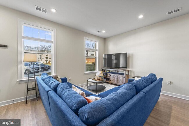 Building Photo - This beautiful 3 bed 2.5 bath 2-story condo provides a grand feeling with tall ceilings & over 16...
