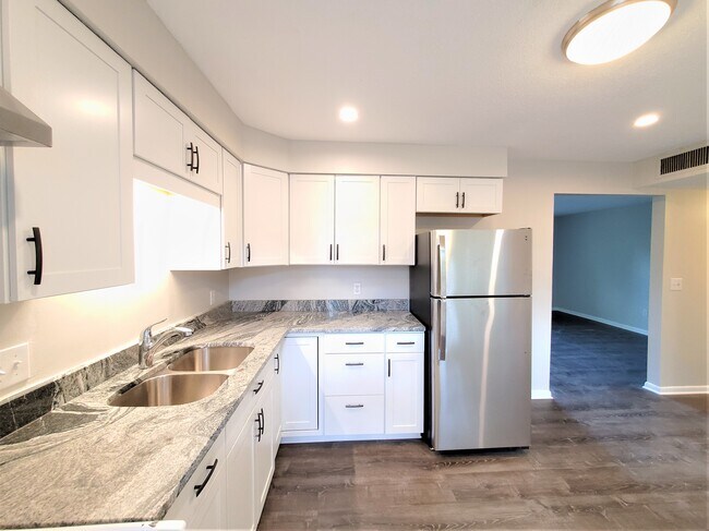 Building Photo - 923 Highland Ave N