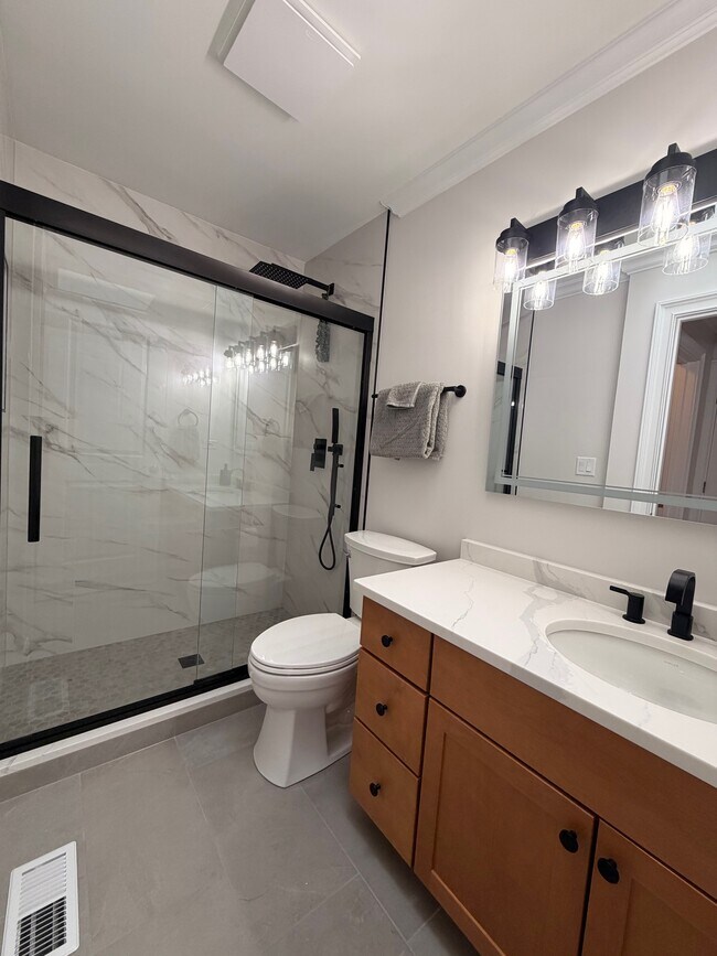 Building Photo - 122 S Evergreen Ave