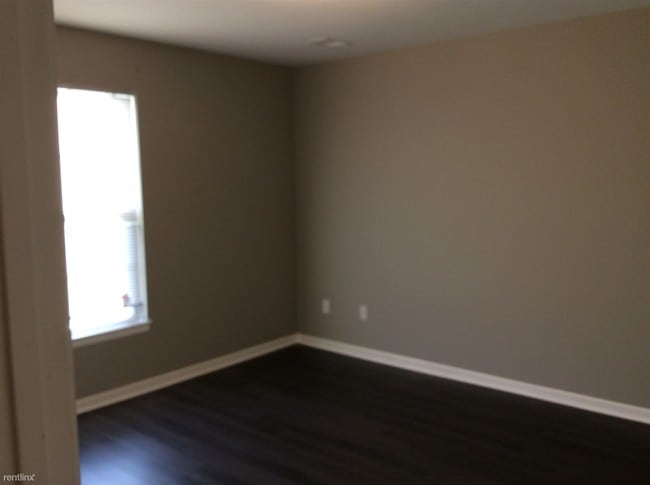 Building Photo - 232 SW Chartwell Cir