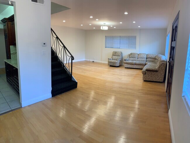Living Room (3) - 1333 Centinela Ave