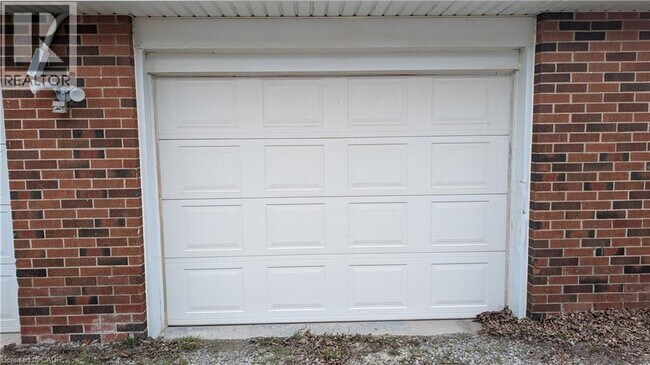 Photo du bâtiment - 250 Highland Rd W