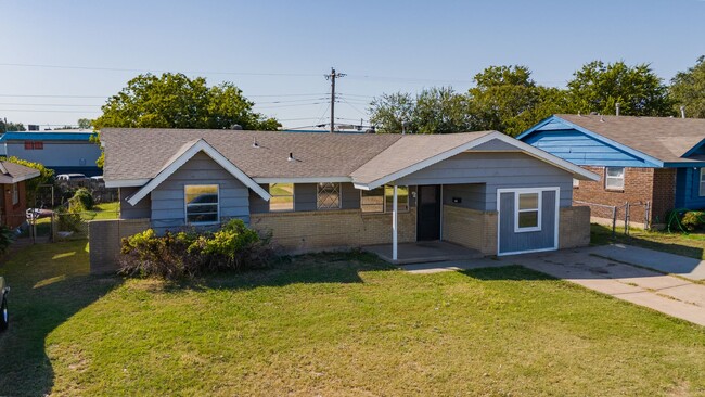 Building Photo - Beautifully Updated 4-Bedroom Home with Qu...