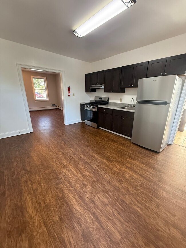 Building Photo - 20 Dubois St