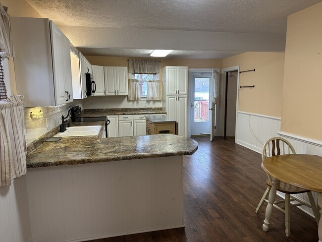 Building Photo - 940 Lindbergh Ave