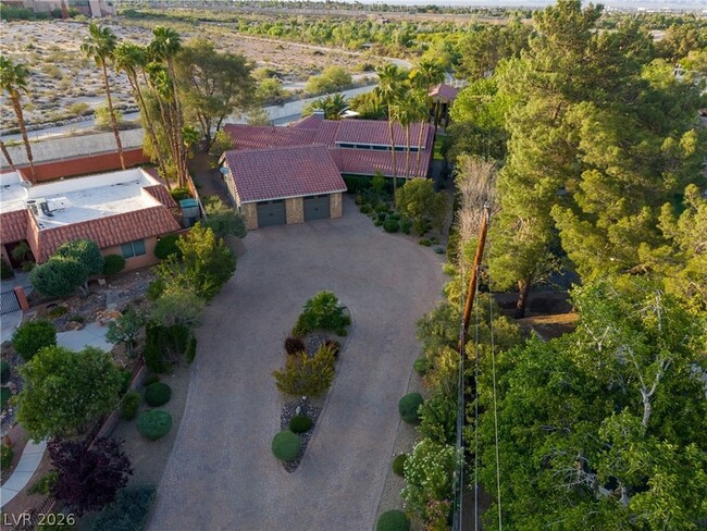 Building Photo - 300 Lacy Ln