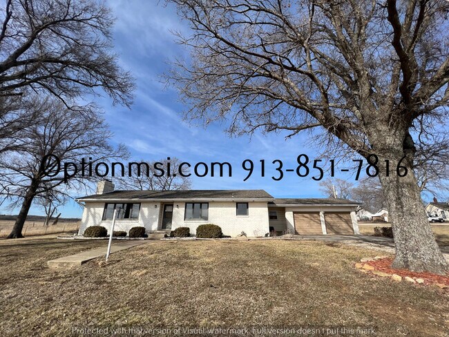 Building Photo - Spacious and move in ready!