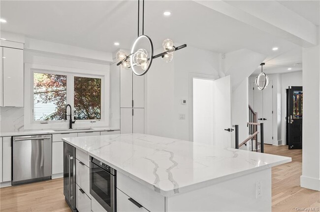 Building Photo - 305 Hudson Terrace