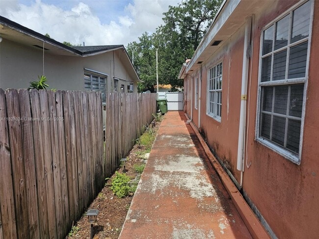 Foto del edificio - 651 SW 66th Ave