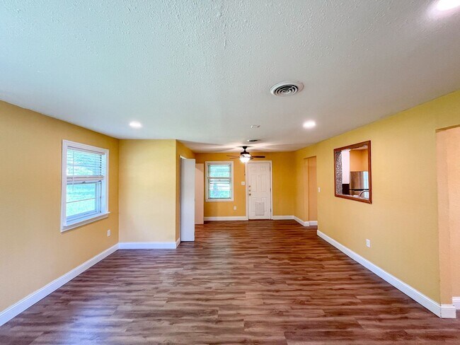 Foto del edificio - Available NOW!!!! This charming 1 story, 2...