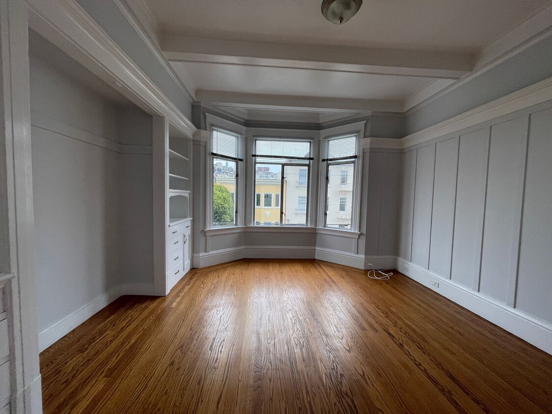 Foto principal - Charming 1BD with Multiple Bay Windows and...