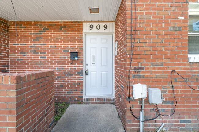 Building Photo - 3 BEDROOM BRICK TOWNHOME FOR RENT IN NORFOLK