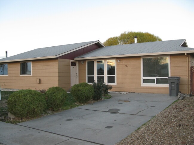 Building Photo - 305 S 5th St W