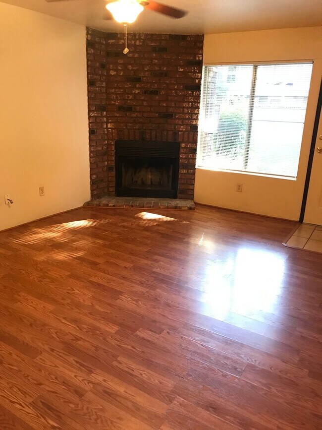 Building Photo - Spacious & Affordable 5 Bedrooms - Close to Campus!!