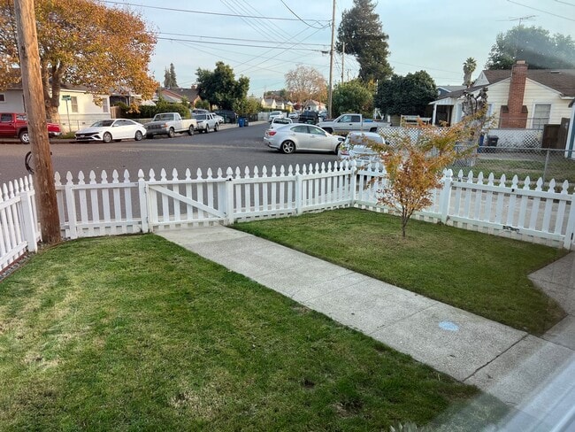 Foto del edificio - STUNNING 2bd/1ba WITH PRIVATE BACK YARD, AIR CONDITIONING, LVP FLOORS, MODERN KITCHEN, AND MORE!!!!