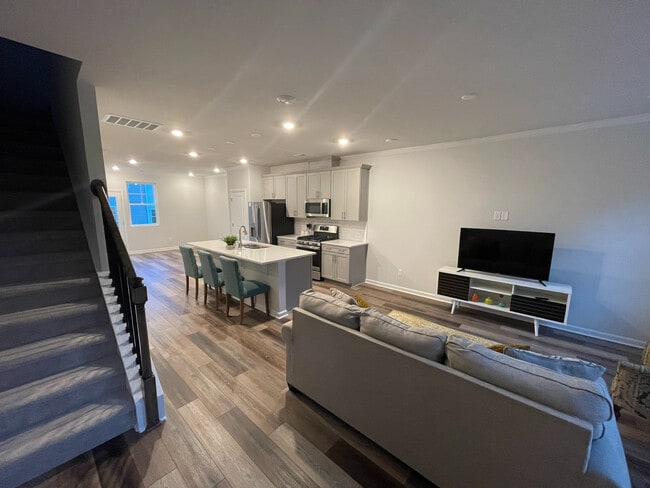 Building Photo - Room in Townhome on Astor Elgin St
