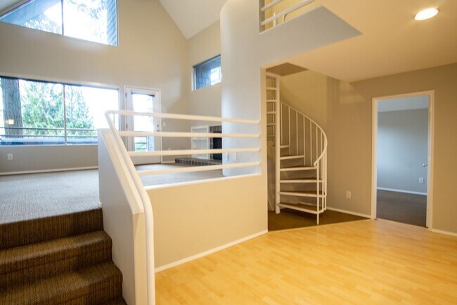 Foto del edificio - Spacious Lake Oswego 2Bdr w/Fireplace, Dishwasher, W/D, & Balcony!