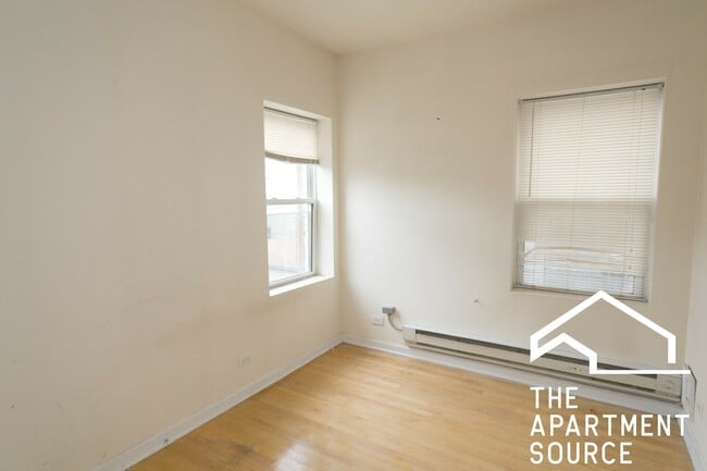 Building Photo - 4405 N Clark St