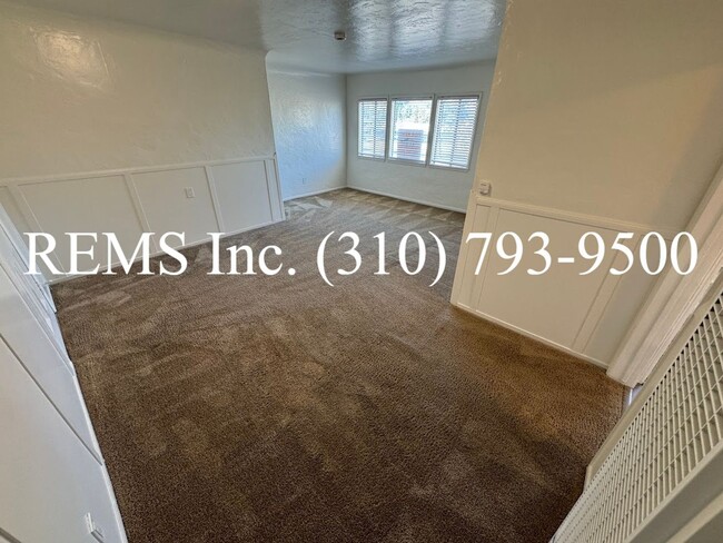 Foto del edificio - Refurbished Upstairs Apartment w/ Parking