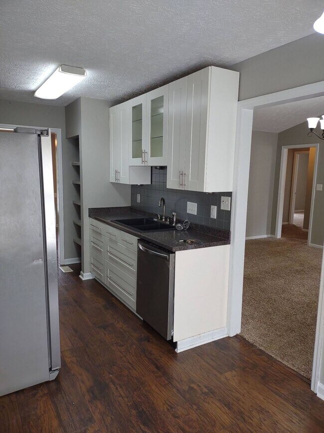 Building Photo - 3 Bedroom 2 Bath Ranch Home w/ Fenced Backyard. Minutes to Fort Bragg and Shopping!