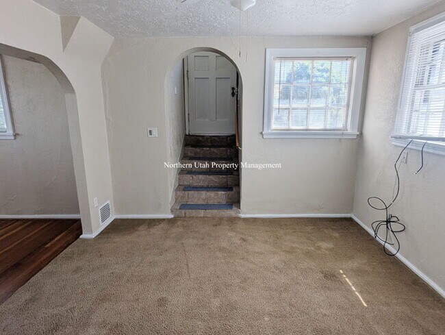 Building Photo - 2 Bed 1 Bath