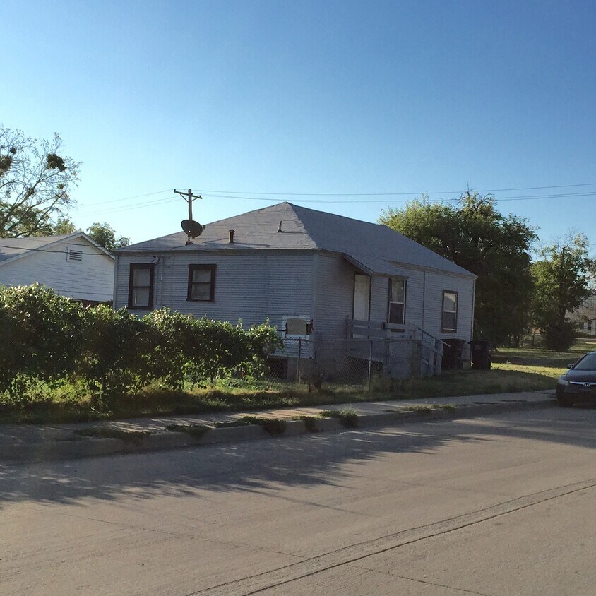 Building Photo - Single-Family Home Available!